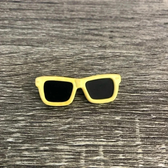 Vtg Pair of  Pins - Picture 2 of 10